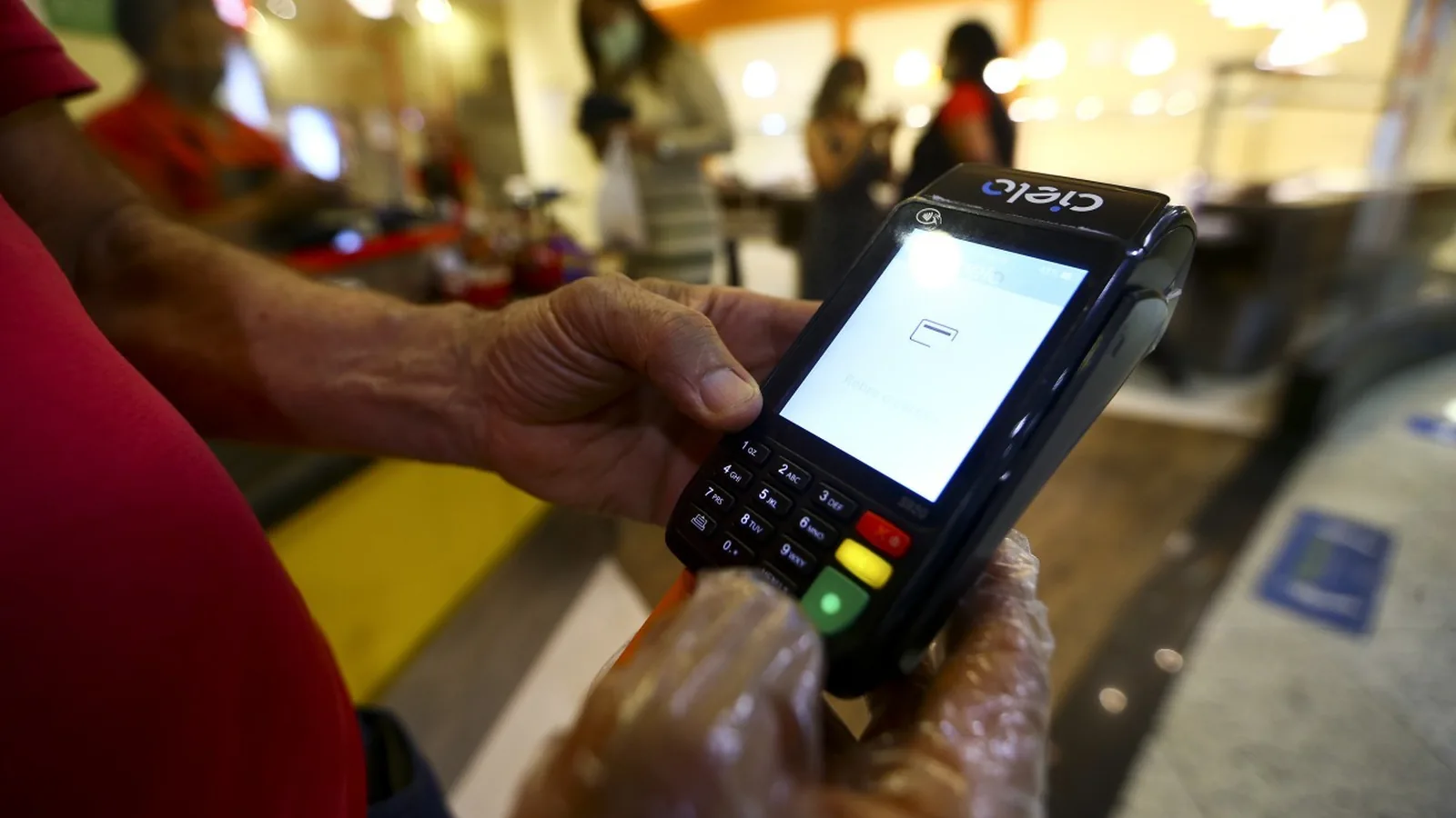 Inadimplência das famílias com bancos tem novo recorde, e dívida já ultrapassa metade da renda anual