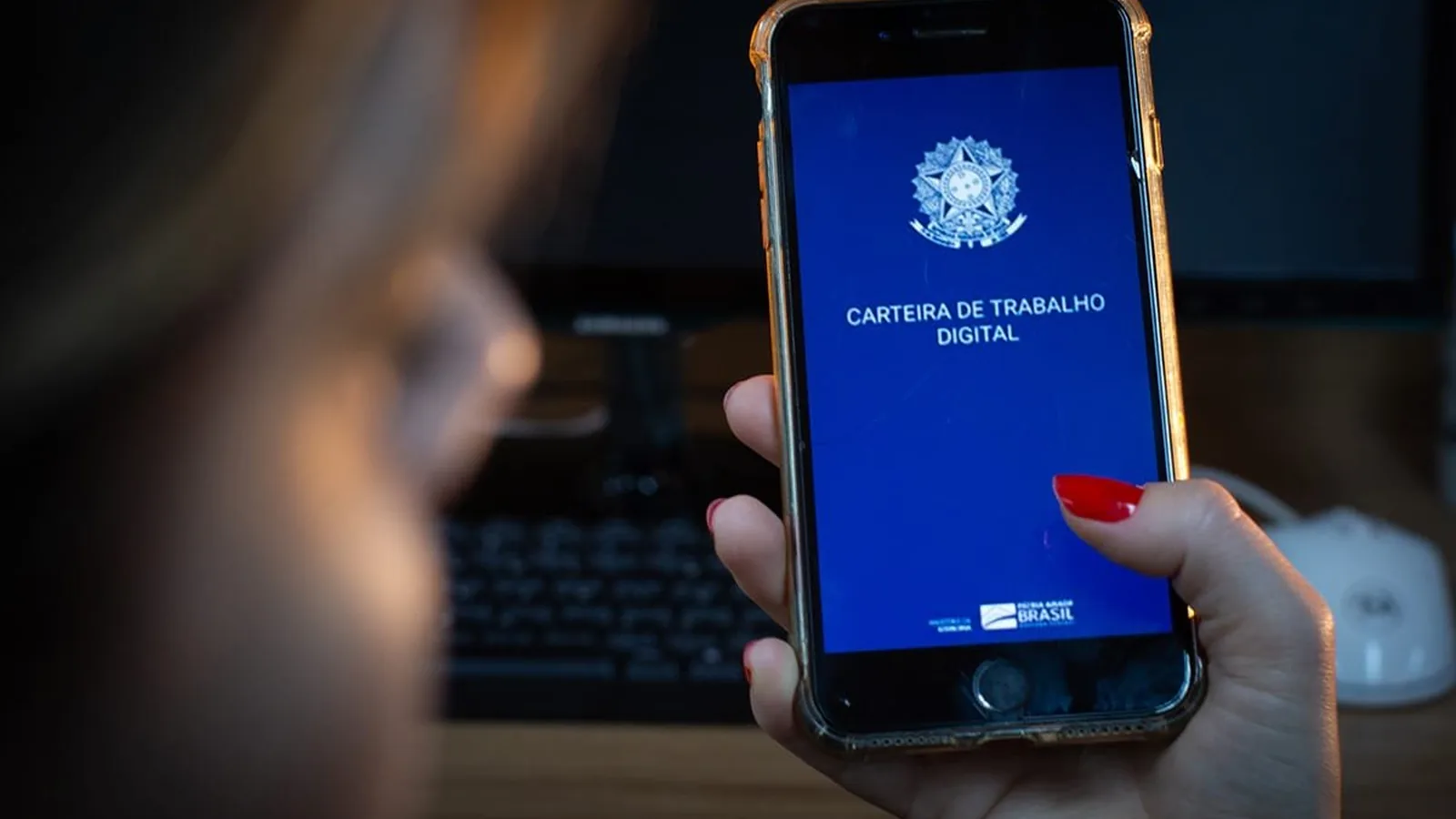 Desemprego cai a 5,2% e é o menor desde 2012, diz IBGE