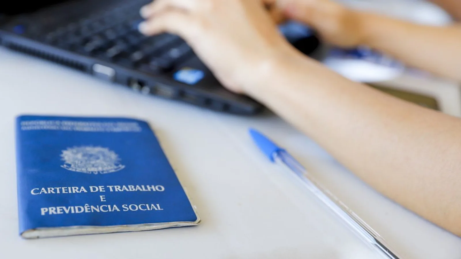 Taxa de desemprego cai a 5,2% com dívida em 82,9% do PIB