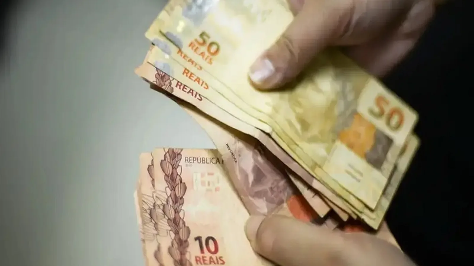 Endividamento das famílias brasileiras atinge recorde e compromete 29% da renda