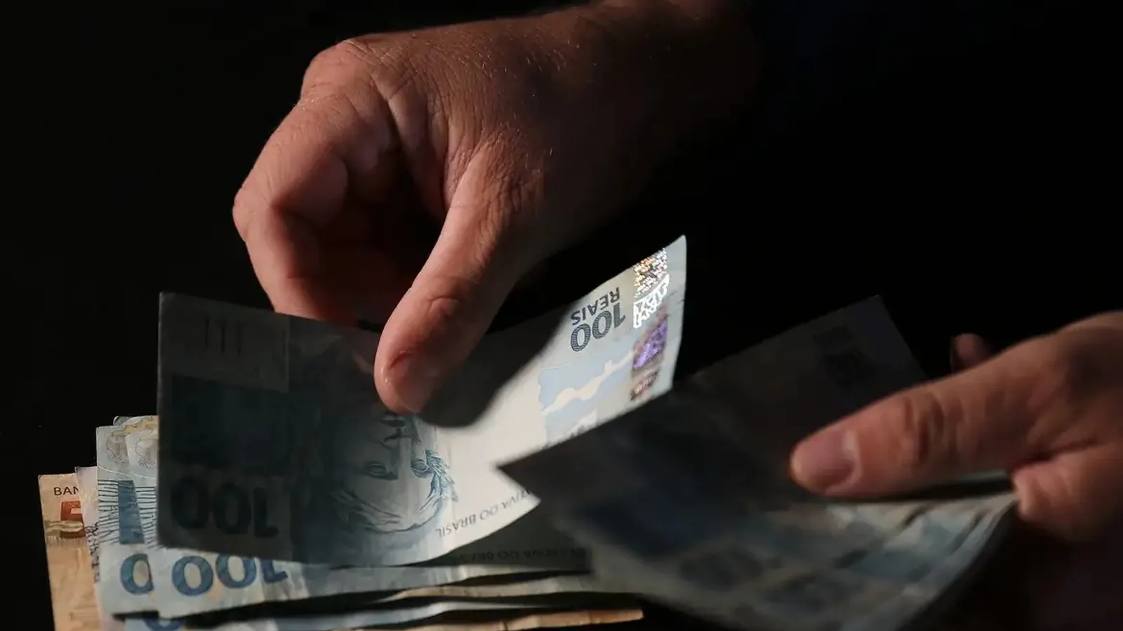 Especialistas dizem que endividamento recorde é resultado de período de crédito maior do que renda