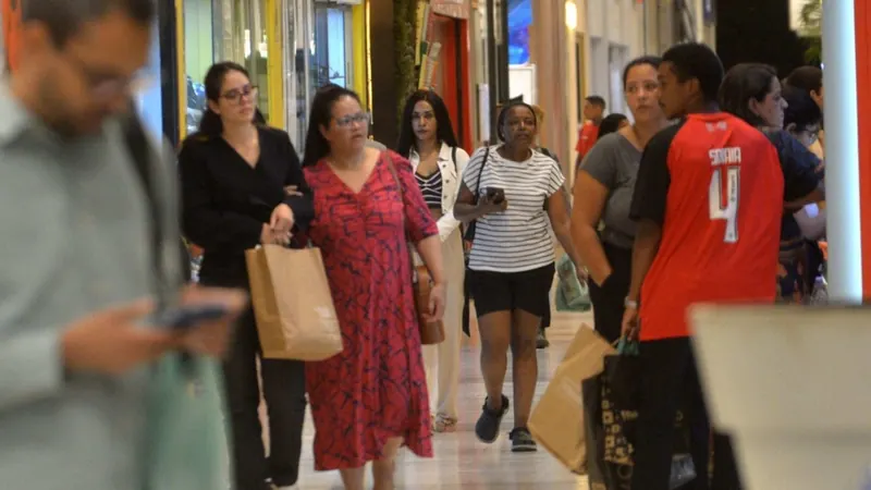 Confiança do consumidor recua em julho, pressionada por juros e endividamento