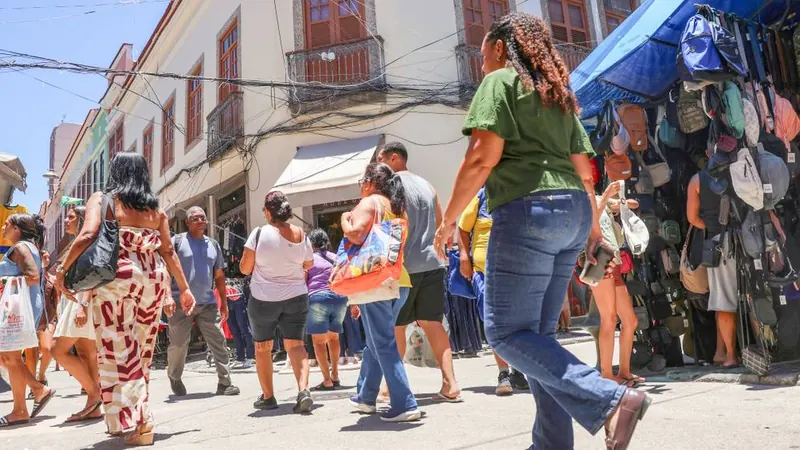 Pressionada por juros e dívidas, confiança do consumidor cai pelo 3º mês seguido