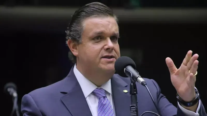 Teto dos juros do consignado do INSS deveria cair por causa da queda da Selic, diz ministro