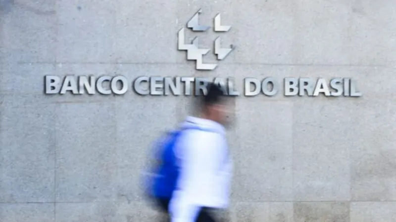 Banco Central aponta alta de juros, inadimplência e comprometimento da renda das famílias