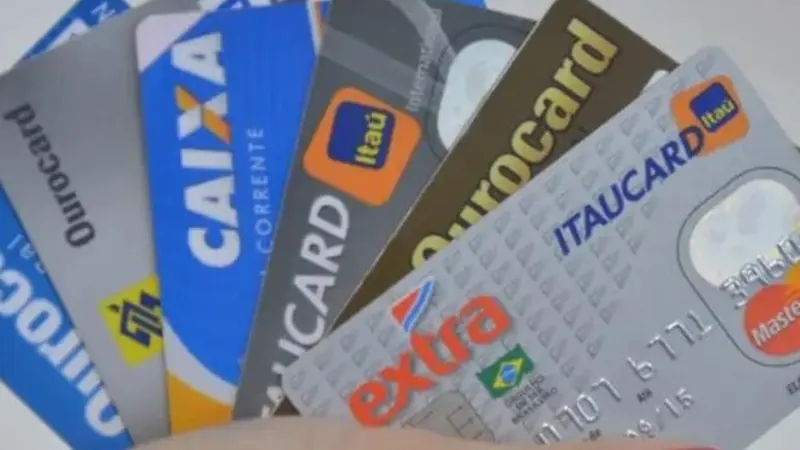 BC: endividamento das famílias segue estável perto do recorde e comprometimento de renda atinge maior nível