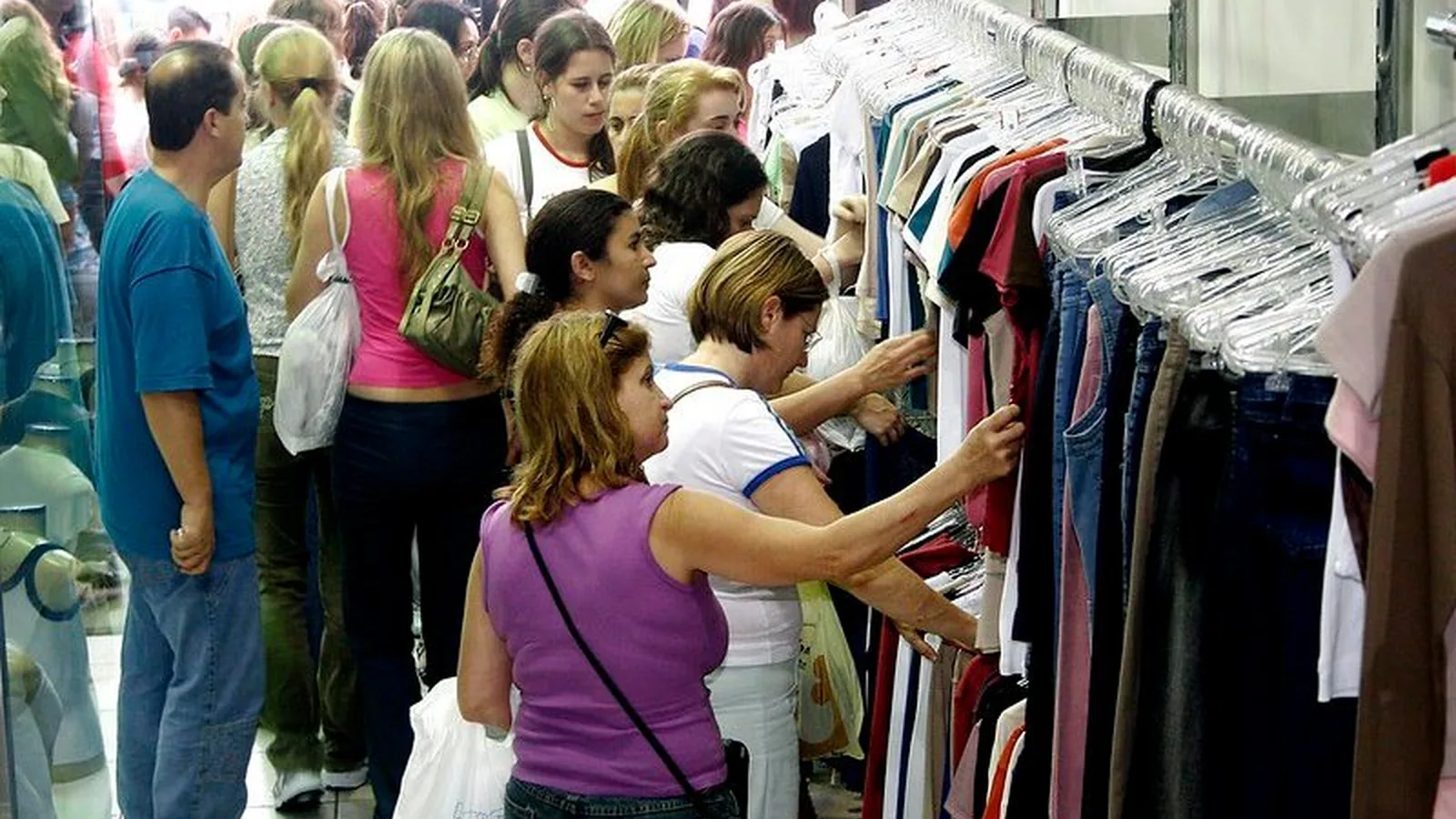 Consumidor paulistano segue otimista, mas mais cauteloso com juros e dívidas