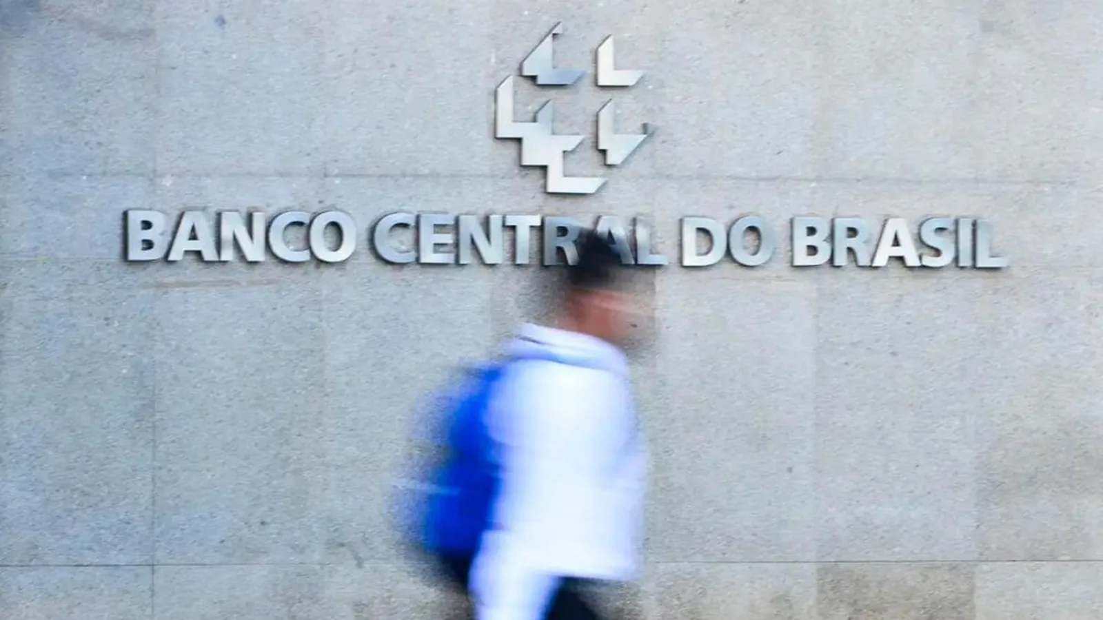 Juros das famílias seguem elevados e chegam a 64% ao ano, diz BC