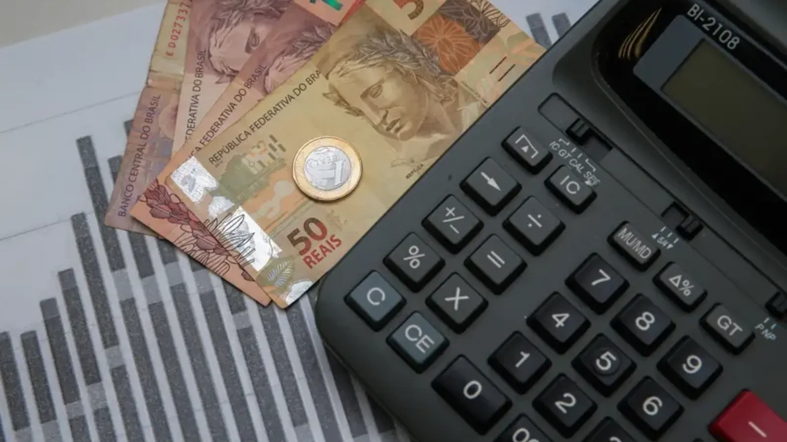 Focus: mercado reduz projeção da Selic para 13,75% em 2026